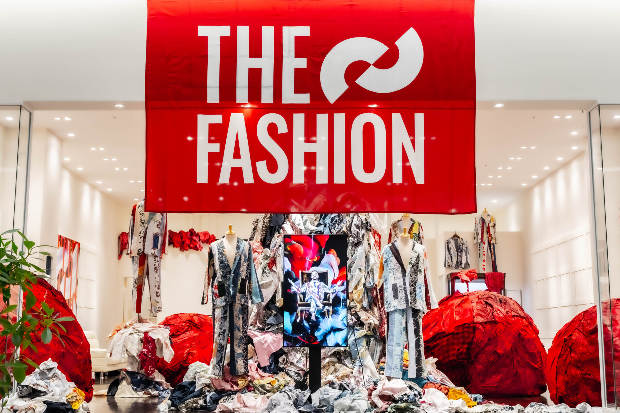 Okinawa Times Unwanted Kariyushi Wear Remade into “OKINAWA SUITS” Store Opens at Parco City Exchange Used Clothing for Gift Certificates